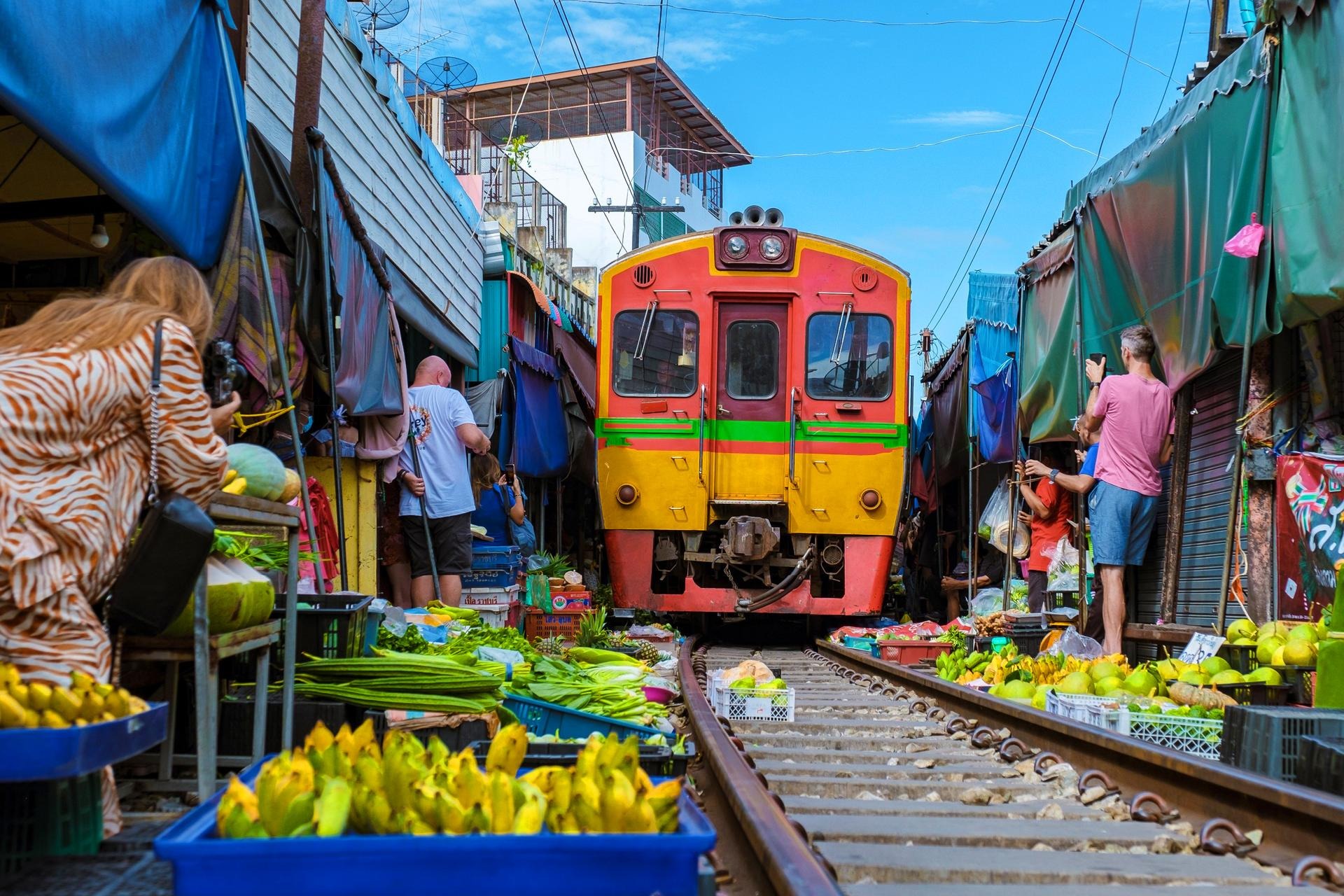 سوق دامنيون سادواك العائم وسوق سكة ماكلونج الحديدية