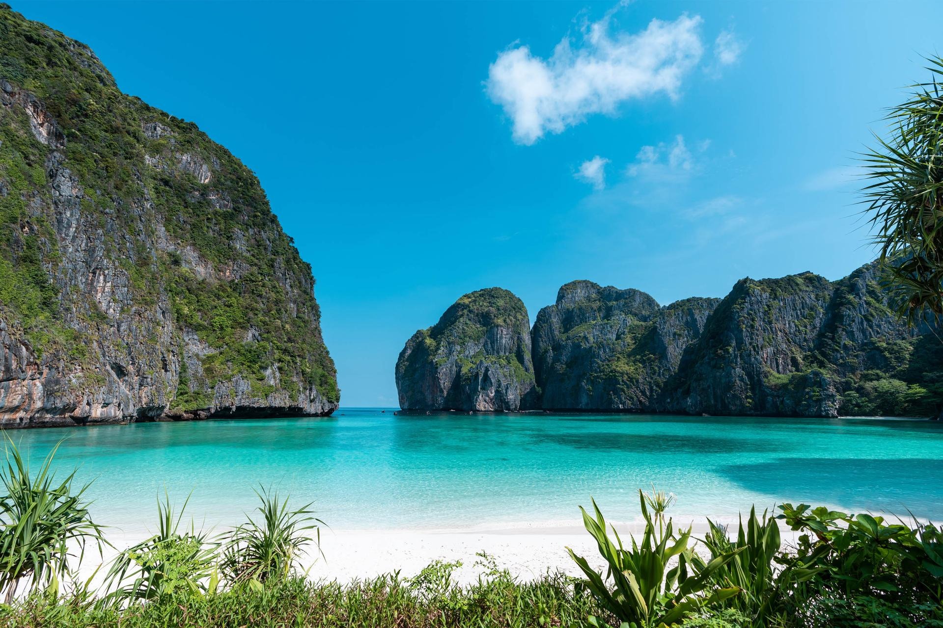 A trip from Phuket to the Phi Phi Islands by speedboat